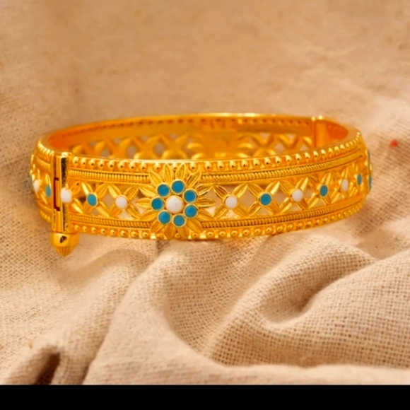 "Glam Up with 18K Gold - Hostess Choice!" - Picture 1 of 11